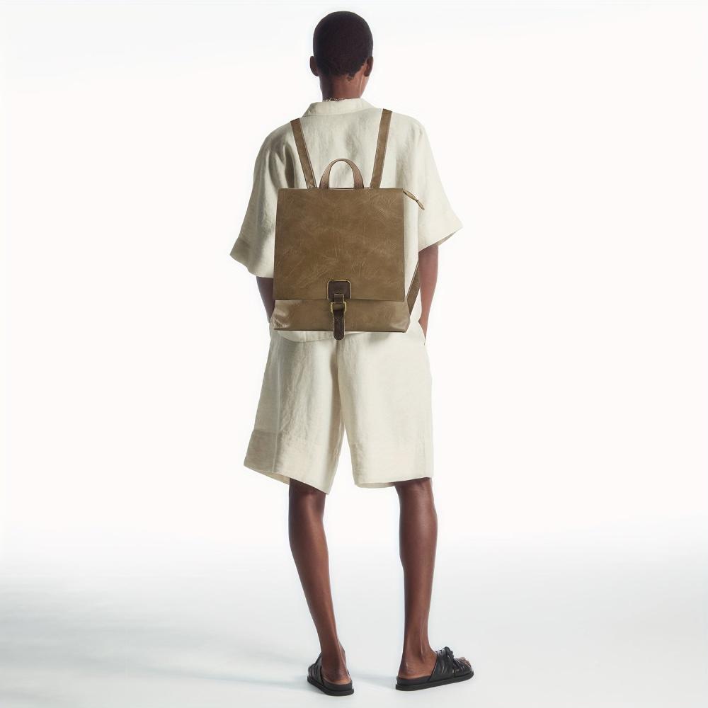 "Ermelinde – Mochila Retro Multifuncional" can be rewritten as "Ermelinde – Mochila Vintage Versátil".