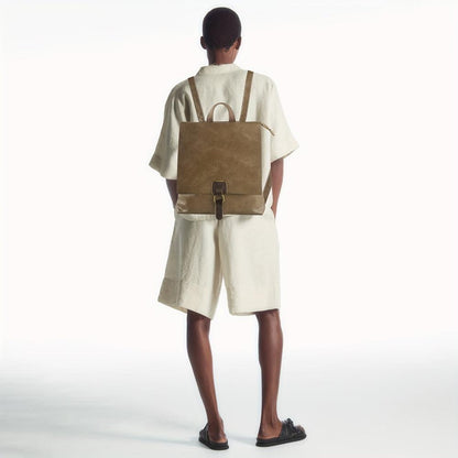 "Ermelinde – Mochila Retro Multifuncional" can be rewritten as "Ermelinde – Mochila Vintage Versátil".